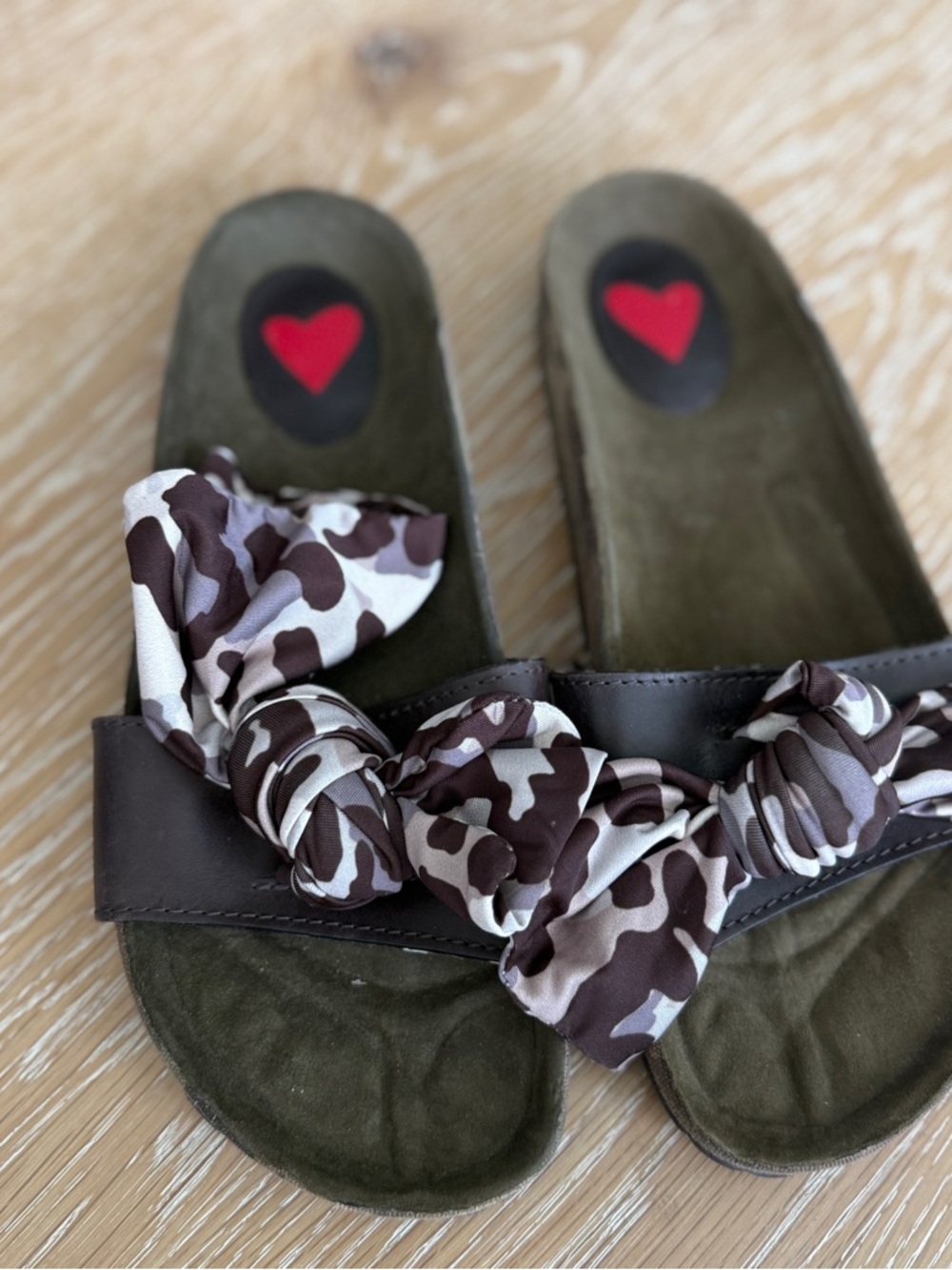 Knotted Camouflage Slide Sandals with Heart Insole